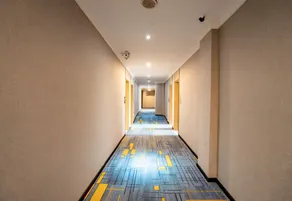 Shell Hotel (Yulin Yufu Road Commercial Market) - Image 2