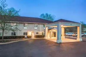 Super 8 by Wyndham McHenry/Fox Lake Area - Image 2
