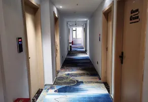 Fenyi Vichy Premium Hotel - Image 5