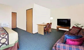 Super 8 by Wyndham Marshall - Image 4