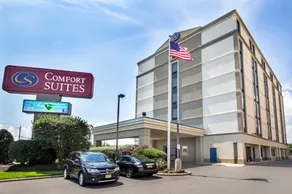 Comfort Suites at Woodbridge - Image 3