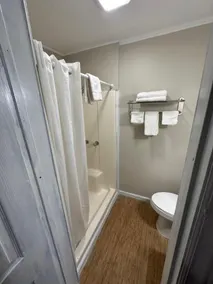Bea's Parkway Inn - Image 5