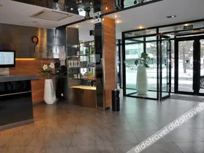 9Jiu Holiday Inn - Image 4