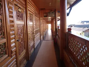 Lugu Lake Hualou Hotel - Image 4