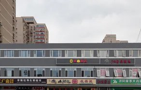 Super 8 Hotel - Image 4