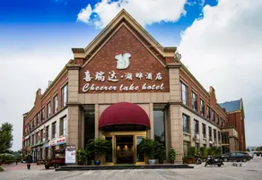 Cheerer Lake Hotel - Image 2