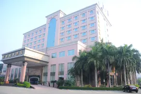 Baoming City Hotel Shenzhen (Honghuashan Subway Station) - Image 4