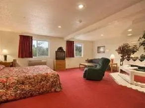 Super 8 by Wyndham Johnstown - Image 1