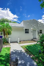 Suarez Art Stay 4BR Oasis with Patio Parking  - Image 2