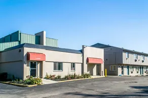 Econo Lodge - Image 3