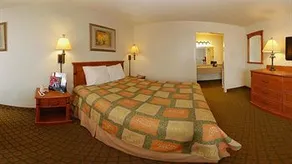 Days Inn & Suites by Wyndham Williamsburg IA North - Image 2