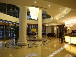 Gold Coast Hotel - Image 2