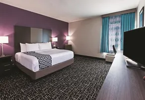 Comfort Inn & Suites - Image 2