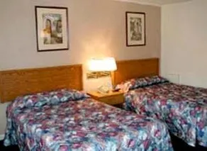 Econo Lodge - Image 4