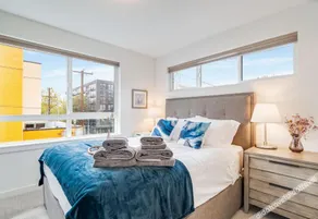 Prime Location Near Seattle Center and Attractions - Charming Townhome - Image 1