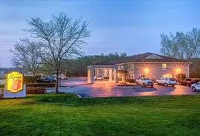 Super 8 by Wyndham McHenry/Fox Lake Area - Image 3