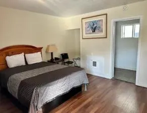 Lone Pine Motel - Image 1