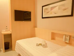 The Luxe Guesthouse - Image 3