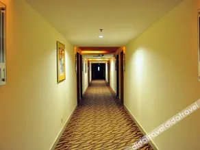 Super 8 Hotel - Image 5