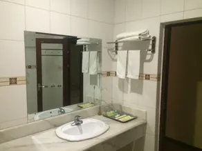 Golden Leaf Hotel - Image 5