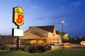 Super 8 By Wyndham Alton - Image 4