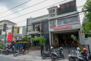 RedDoorz Plus near Amplaz Yogyakarta - Image 4