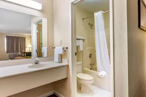 Econo Lodge Inn & Suites Southeast - Image 2