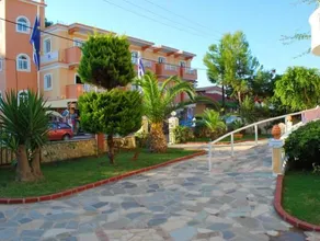 Planos Beach Aparthotel - Image 2
