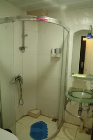 Huazhu Hotel - Image 5