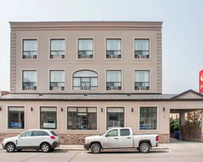 Woodstock Inn and Suites - Image 2