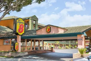 Super 8 by Wyndham Pasadena/LA Area - Image 2