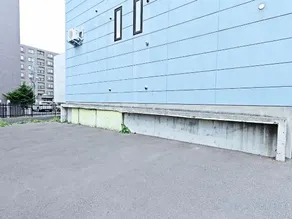 One living in 24 - Image 5