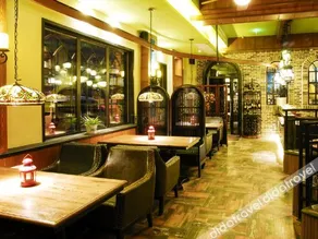 Mahoo's Holiday Inn - Image 5