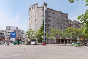 L. Hotel - Image 4