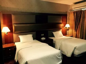 Dubai Palm Hotel - Image 2
