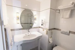 Reo Hotel - Image 3