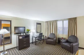 Quality Inn & Suites - Image 4