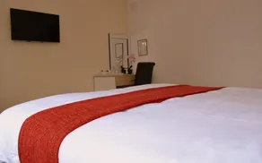 Heathrow Traveller B&B - Image 2