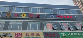 Super 8 Hotel - Image 3