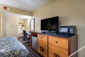 Econo Lodge Inn & Suites - Image 3