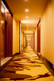 Super 8 premium Linxia Yiwu International Commercial Plaza Hotel - Image 3