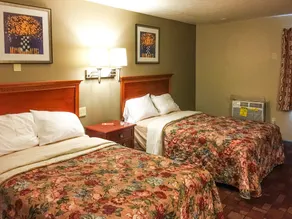 Econo Lodge - Image 5