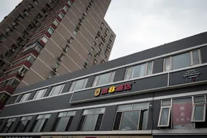 Super 8 Hotel - Image 5