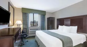 Ramada Long Island City - Image 3