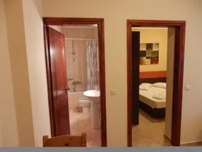 Planos Beach Aparthotel - Image 5