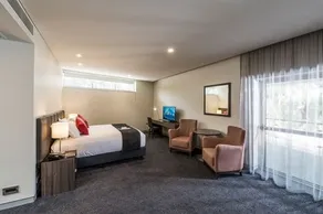 Alexandra Hills Hotel Suites - Image 5