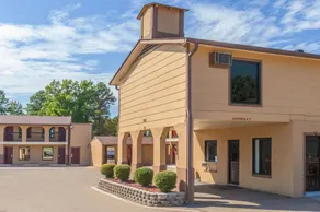 Super 8 by Wyndham Mt. Pleasant TX - Image 3