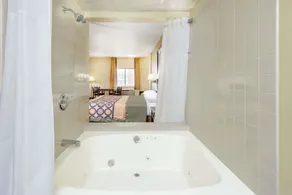 Super 8 by Wyndham Milan/Sandusky Area - Image 5
