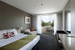 Coogee Sands Hotel and Apartments - Image 2