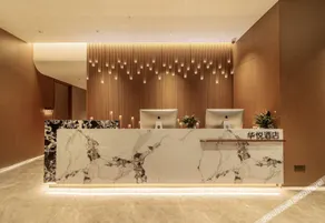 Huayue Hotel - Image 1